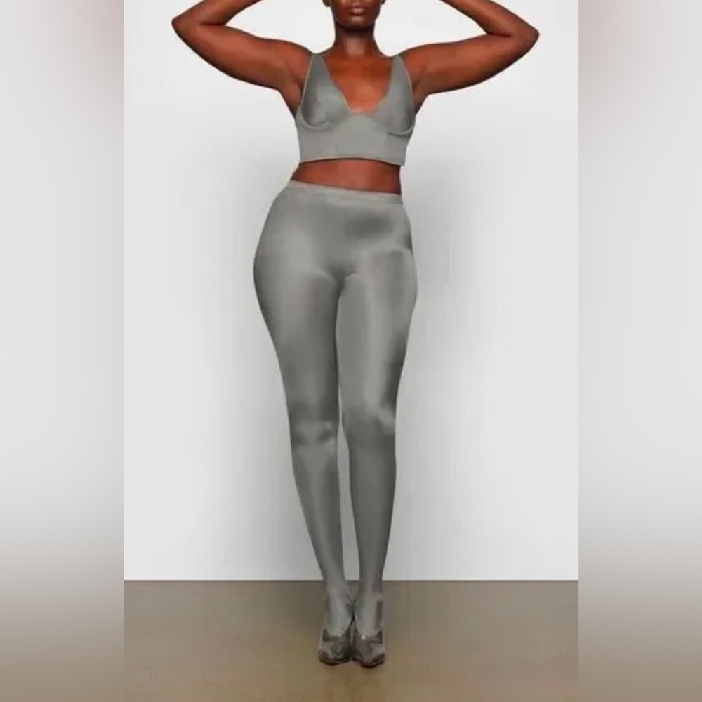 SKIMS NWT Glissenette Footed Leggings in the color Thunder Grey size XXS